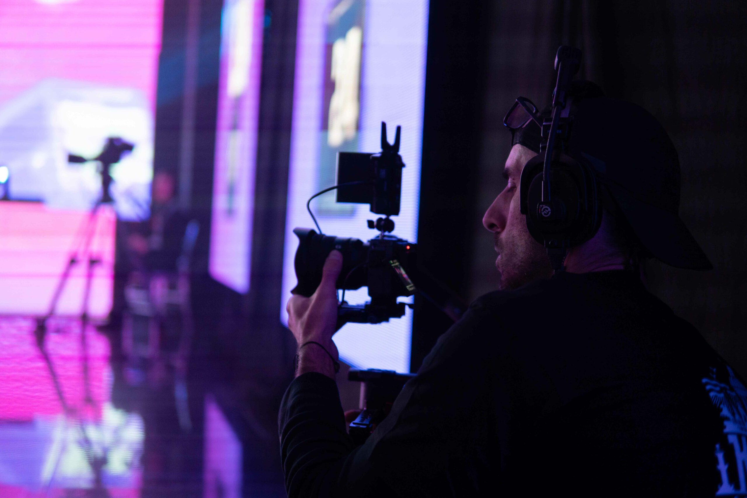 Студийная съемка в эпоху онлайн: как использовать хромакей, свет и декорации для создания эффекта ТВ-качества